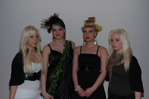 tn_Unsere Lehrlinge im 3_Lehrjahr Daniela _ Jasmine mit den Modellen Lisa _ Carmen_JPG-1269425168