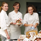 Schülerinnen der HLW Feldkirch gestalten Lebkuchenhäuser