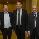 v.l.n.r.: Mag. Andreas Prenn, Leiter SUPRO – Werkstatt für Suchtpropylaxe, Landesrat Dr. Christian Bernhard und Primar Univ. Pro