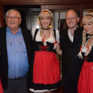 J__rg Kleboth und Charly Beutel mit den drei Schwestern.jpg