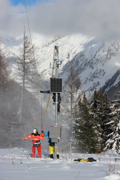 Montage der Schneemessstation auf der Ganatschalpe mit dem Hubschrauber