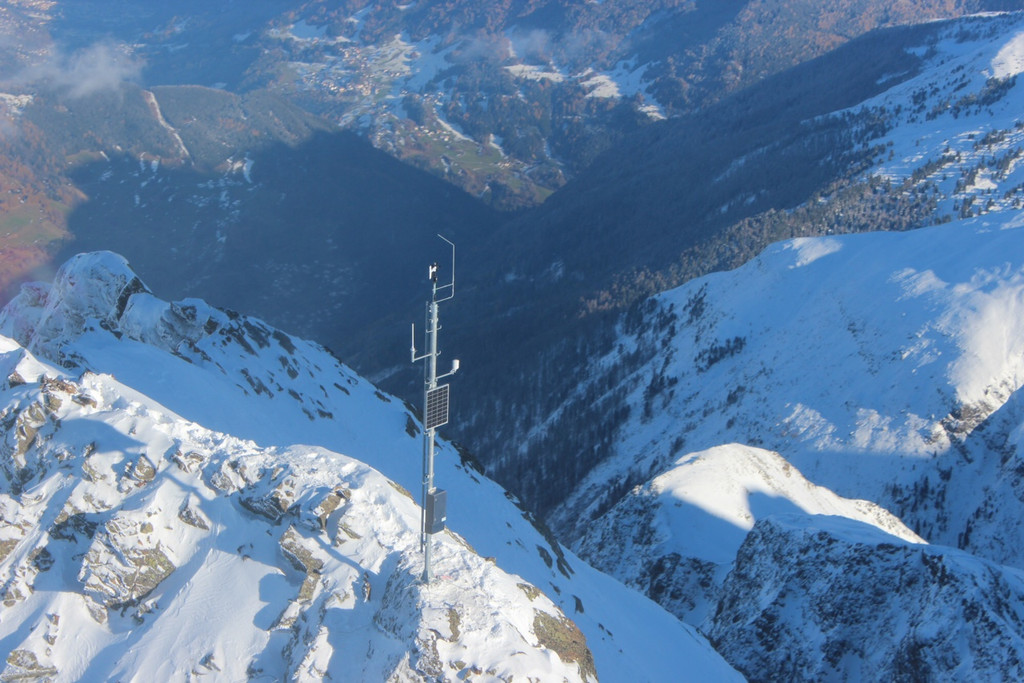 Der neu montierte Windmast auf 2.991 m Seehöhe liefert aktuellste Wetterdaten – es ist die höchstgelegene Anlage der ÖBB-Infrast