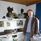 06 Vereinsobmann Martin Rauch vor den Puch-Schaumotoren.JPG