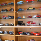 07 Auch Modellautos finden sich im Motorradmuseum.JPG