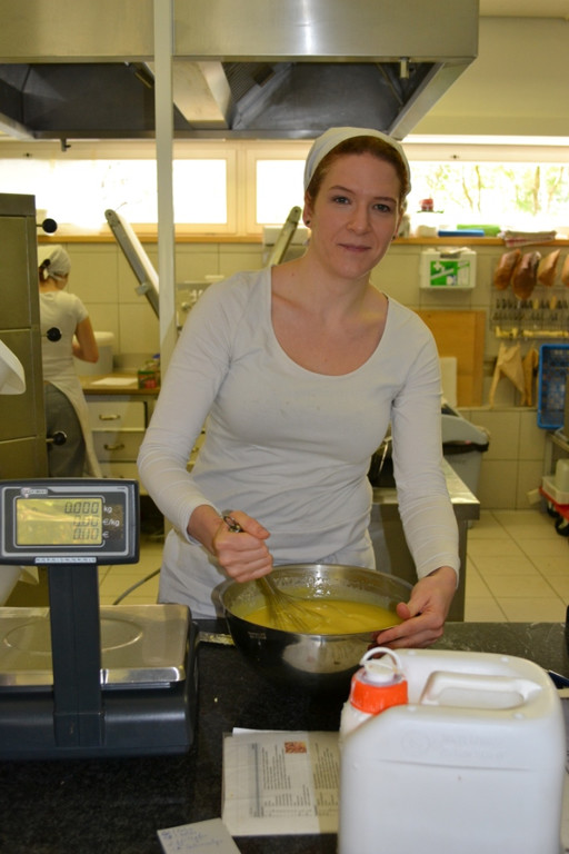 02 Konditormeisterin Irmgard Marte in der Backstube.JPG
