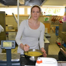 03 Konditormeisterin Irmgard Marte in der Backstube.JPG