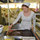 05 Konditormeisterin Irmgard Marte in der Backstube.JPG