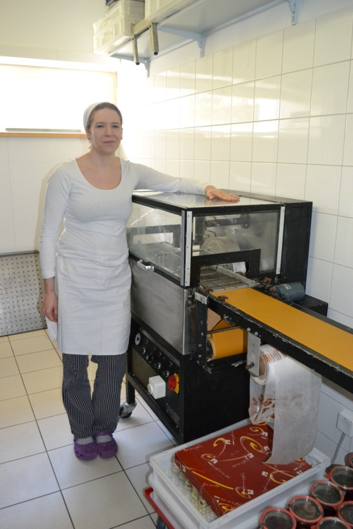 07 Irmgard Marte mit ihrer Schokoladenmaschine aus dem Jahr 1948.JPG