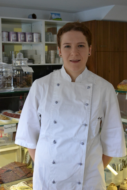 13 Irmgard Marte in ihrer Konditorei SchokoMus.JPG