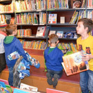 05 Die 3a-Klasse der VS Sebastianplatz beim zweiw__chentlichen B__chereibesuch.JPG