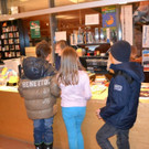 09 Die Sch__ler leihen bei jedem B__chereibesuch ein bis zwei B__cher aus.JPG