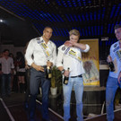 05 Mister Austria Kandidaten feiern mit Sekt vlnr Ike Musiz - Benedikt H___.jpg