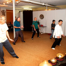 Lach Yoga und Tai-Chi im Klangschalen-Zentrum
