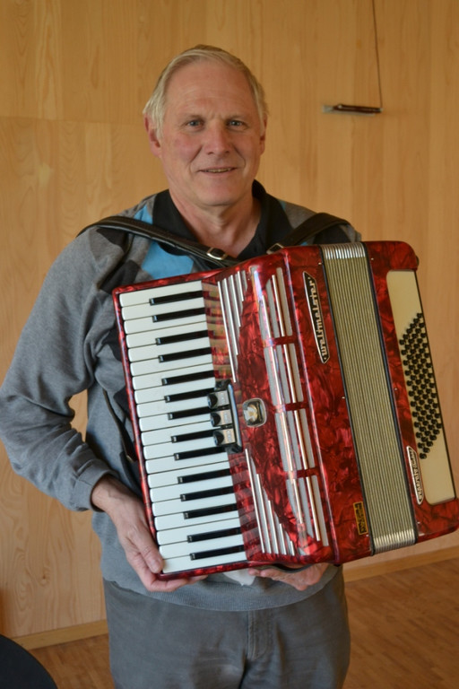 04 Der ehemalige VS-Direktor Edi Walser stellte seine Ziehharmonika vor.JPG