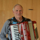 04 Der ehemalige VS-Direktor Edi Walser stellte seine Ziehharmonika vor.JPG