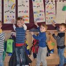 07 Die Kinder der K__tzlegruppe vor ihren Musiktaschen.JPG