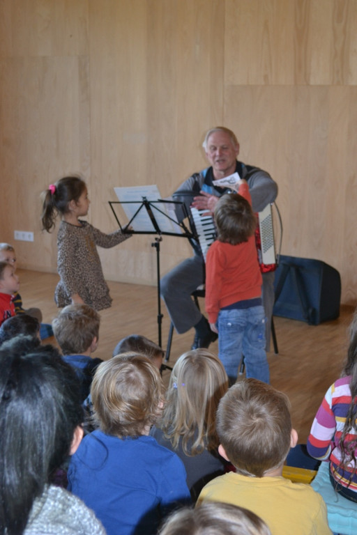 12 Wenn die Notenbl__tter auf den Boden fielen_ halfen schon mal die Kinder aus.JPG