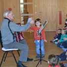 23 Edi Walser ging auch auf die Liederw__nsche der Kinder ein.JPG
