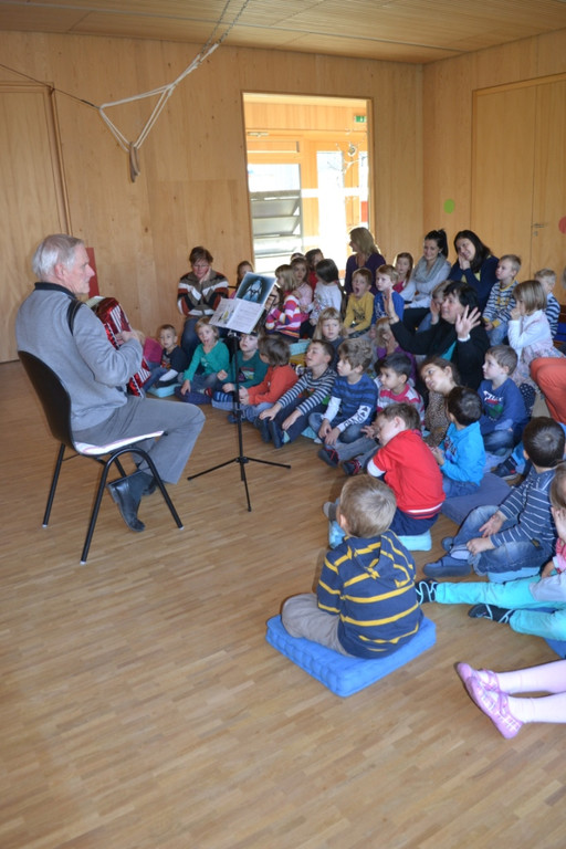 26 Gem__tliches Singen und Musizieren mit Ziehharmonikaspieler Edi Walser.JPG