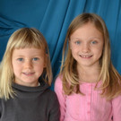 44 Mira _5_ und Leonie _6_ freuen sich auf die Besichtigung der Kirchenorgel.JPG