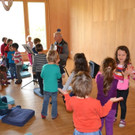 46 Zum Abschluss wagten die Kinder sogar ein T__nzchen zur Ziehharmonikamusik.JPG
