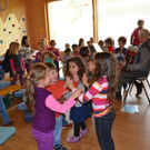 47 Zum Abschluss wagten die Kinder sogar ein T__nzchen zur Ziehharmonikamusik.JPG