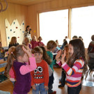 48 Zum Abschluss wagten die Kinder sogar ein T__nzchen zur Ziehharmonikamusik.JPG