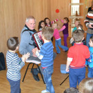 49 Zum Abschluss wagten die Kinder sogar ein T__nzchen zur Ziehharmonikamusik.JPG
