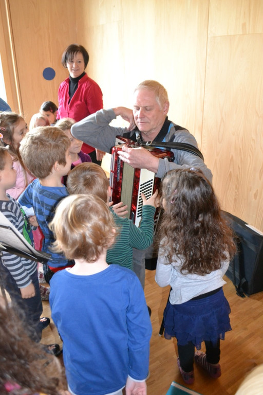 51 Die Kinder durften die Ziehharmonika auch anfassen und ausprobieren.JPG