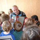 52 Die Kinder durften die Ziehharmonika auch anfassen und ausprobieren.JPG