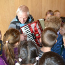 53 Die Kinder durften die Ziehharmonika auch anfassen und ausprobieren.JPG