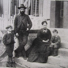 JOHN SHOLTO MIT WANDA DOUGLASS UND KINDER.JPG