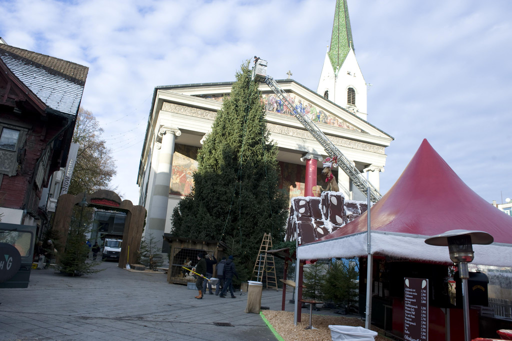 Aufbau Christkindlemarkt 03.jpg