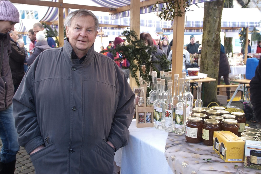 Altbürgermeister Erich Walter beim Advventmarkt in Bludesch