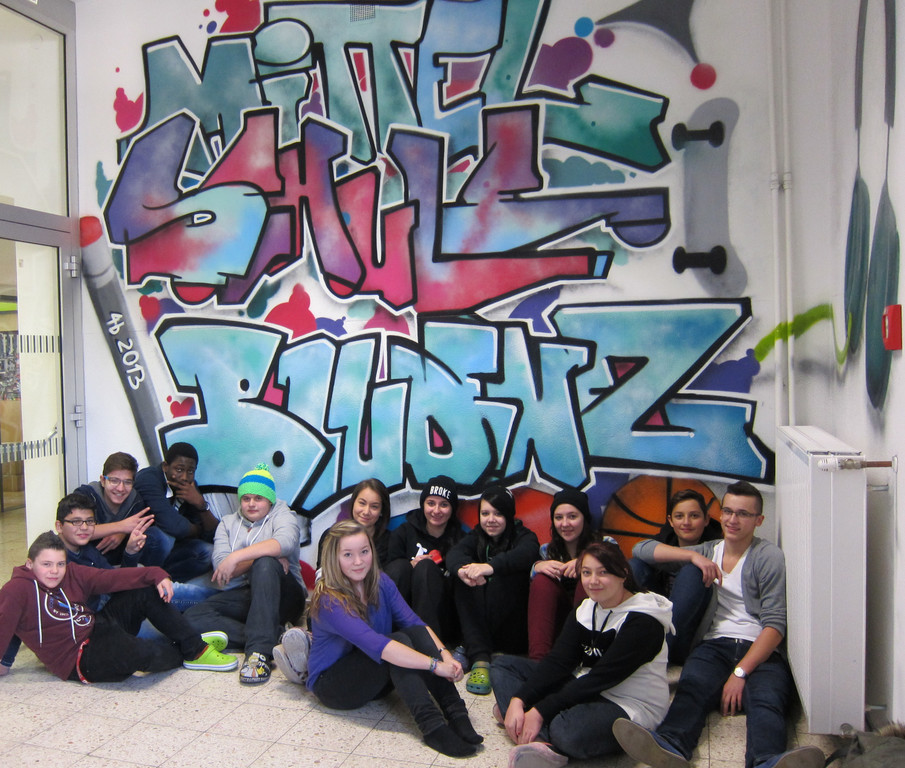 Die dreizehn jungen Graffitikünstler sind mit Recht stolz auf ihr gelungenes Werk.