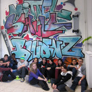 Die dreizehn jungen Graffitikünstler sind mit Recht stolz auf ihr gelungenes Werk.