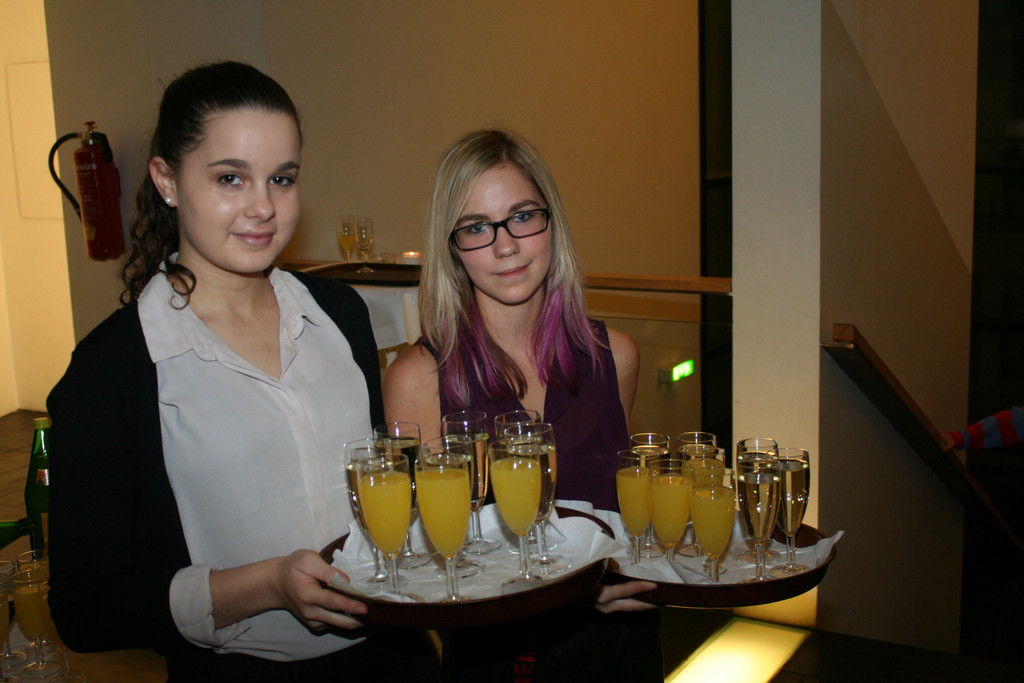 Ramona und Theresa empfingen die Premiereng__ste mit Sekt.JPG