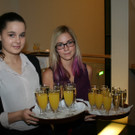 Ramona und Theresa empfingen die Premiereng__ste mit Sekt.JPG