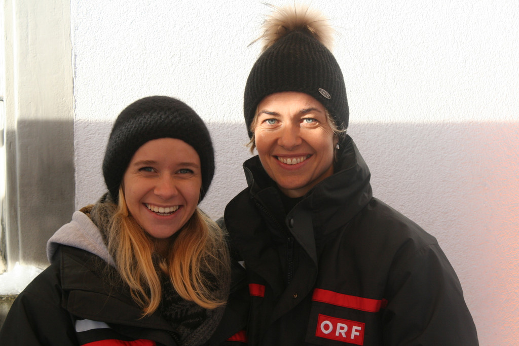 Sarah und Karin halfen f__r Licht ins Dunkel mit.JPG