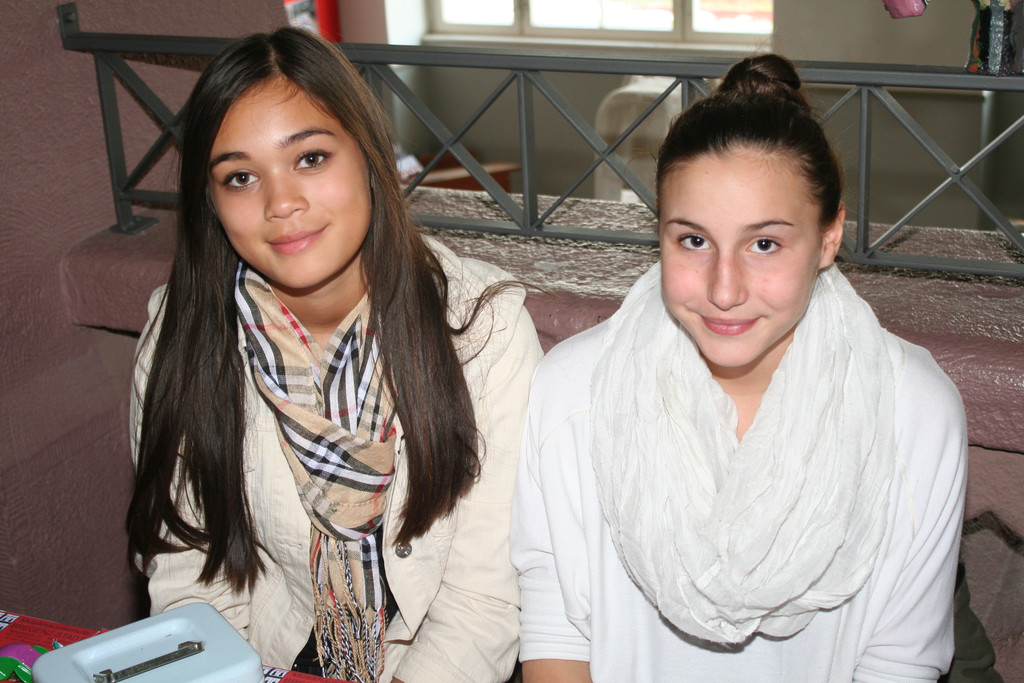 Carmen und Gloria aus der 3a Klasse halfen flei__ig mit.JPG