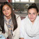 Carmen und Gloria aus der 3a Klasse halfen flei__ig mit.JPG