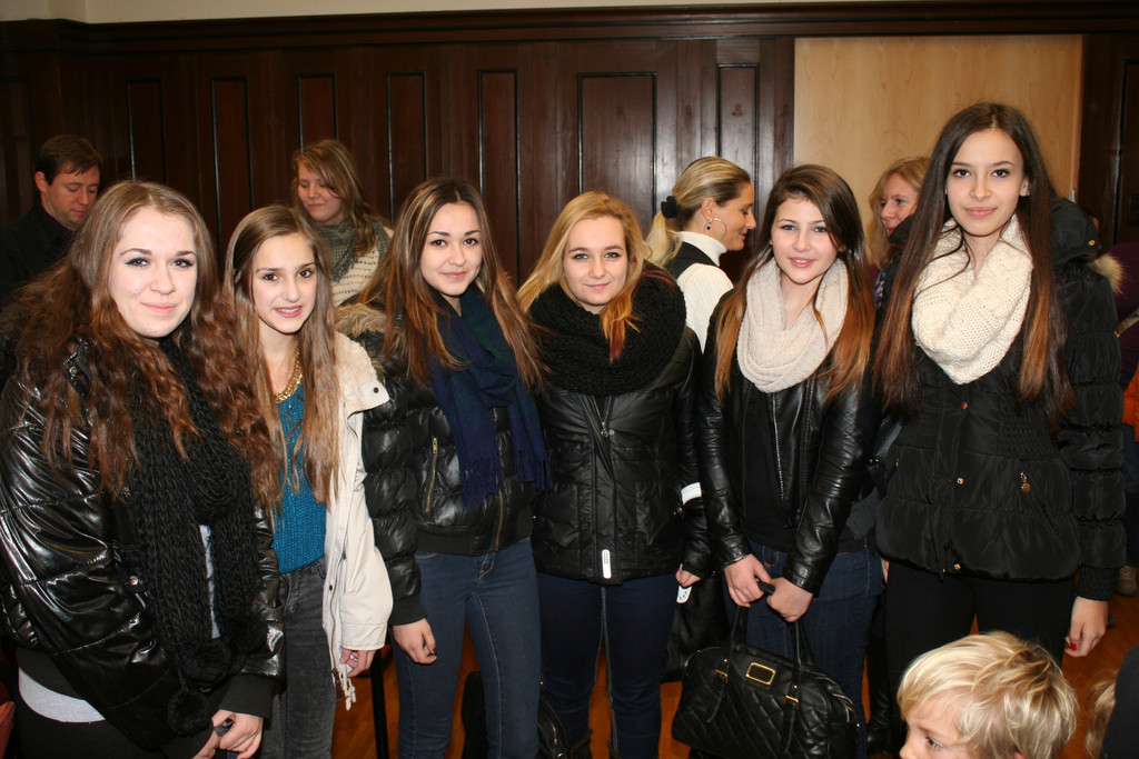 Ehemalige Sch__lerinnen streiften ihr Heimweh ab.JPG