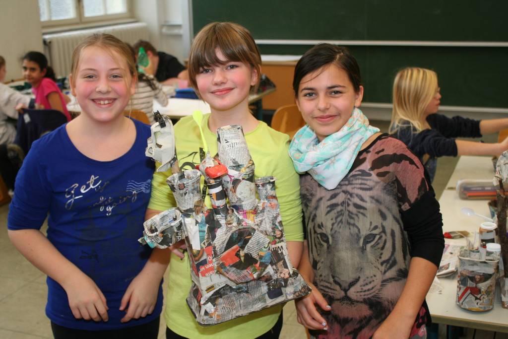 Kreativsch__lerinnen Laura_ Lorena und Selin pr__sentierten ihre Kunstwerke.JPG