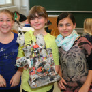 Kreativsch__lerinnen Laura_ Lorena und Selin pr__sentierten ihre Kunstwerke.JPG