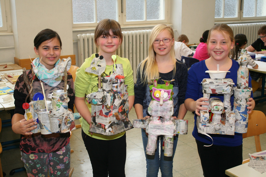 Kreativsch__lerinnen Selin_ Lorena_ Dana und Laura pr__sentierten ihre Kunstwerke.JPG