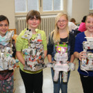 Kreativsch__lerinnen Selin_ Lorena_ Dana und Laura pr__sentierten ihre Kunstwerke.JPG