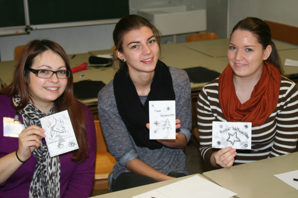 Lehrerin Sonja Battisti bastelte mit PH-Studentinnen Manuela und Sabine und Besuchern.JPG