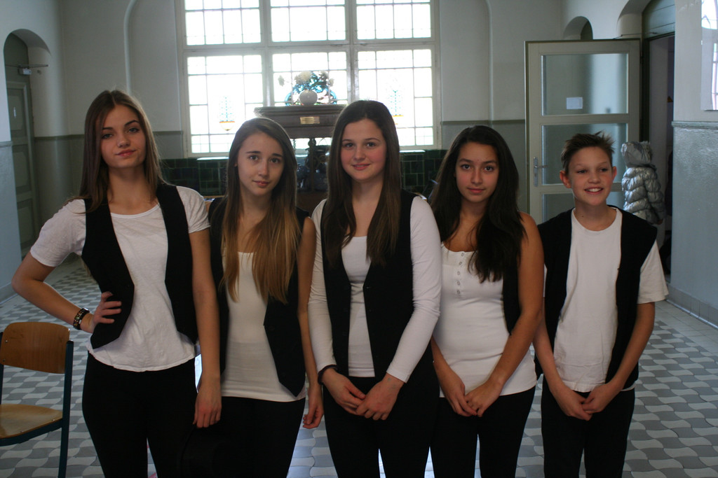 T__nzer_innen_ Madlene_ Leonie_ Simone_ Rojin und Nicholas.JPG