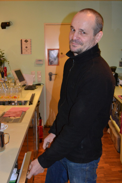 01 Barista Ingo Vonbr__l l__sst sich bei der Zubereitung seiner Kaffee-Kunstwerke __ber die Schulter schauen.JPG