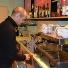 02 Barista Ingo Vonbr__l l__sst sich bei der Zubereitung seiner Kaffee-Kunstwerke __ber die Schulter schauen.JPG
